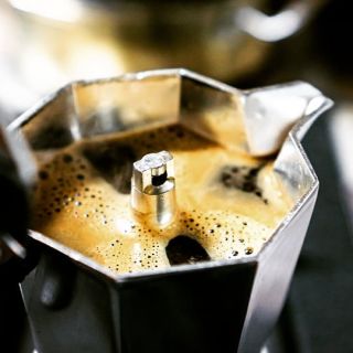 Už jste se seznámili s moka konvičkou? :) Můžete s ní připravit skvělou kávu a nestojí to ani tak moc práce. 😊☕ Připravili...