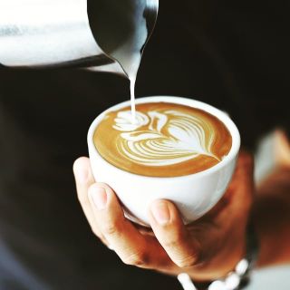 Taky se koukáte na kávu jako na umění? To je totiž náš případ. 😊 Více jak sto let tradice a stále mladistvý duch, to je...