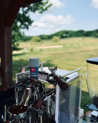 Tuto kombinaci máme rádi! 😍 ☀️ hezké prostředí 🇮🇹 kávovary Bezzera Matrix ☕️ poctivá káva Naber #naberkaffee #poctivakava